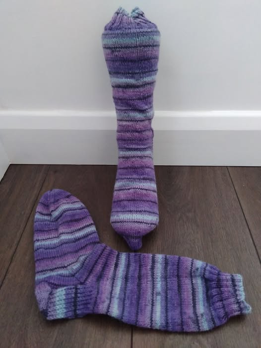 LOVELY LADIES HAND KNITTED PURPLE SOCKS SIZE 4-7