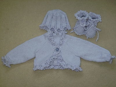 LOVELY GIRLS PALE LILAC BOLERO AND HAT AND BOOTIE SET AGE 0-3 MONTHS