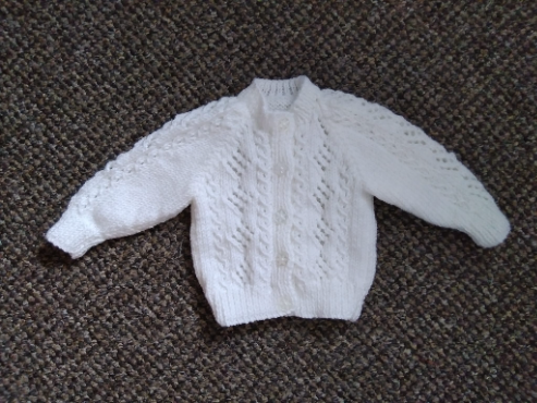 PRETTY HAND KNITTED BABY GIRLS WHITE CARDIGAN 0-3 MONTHS