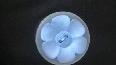 5 X SMALL FLOWER BUTTONS 22MM PALE BLUE (K267/22)