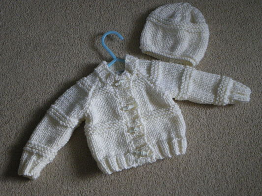 LOVELY UNISEX CREAM CHUNKY CARDIGAN AND HAT SET 0-3 MONTHS