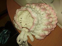 LOVELY WHITE AND PINK FRILLY HAND CROCHETED BABIES HAT 0-3 MONTHS